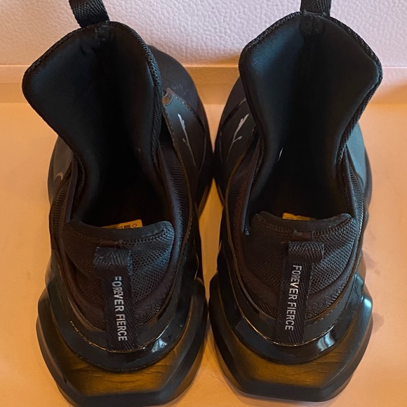 (ALMOST NEW) Puma Sneakers Light Weight - Picture 4 of 8
